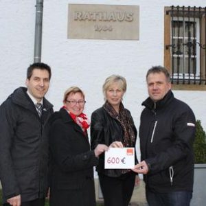Scheckübergabe; v.l.: Bürgermeister Burkhard Schwuchow, Cordula Ziebarth, Irmgard Kurek und Jürgen Möller
