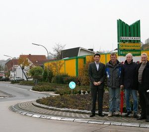 Martin Henke (Autohaus Henke), Reinhard Glahe (Tischlerei), Klaus Peter Voss (Grundstückseigentümer), Heinz-Josef Becker (Heizung/Sanitär, Ingenieurbüro; v.l.) sind sich mit zahlreichen weiteren Anliegern der Fürstenberger Straße einig.